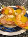 Gambones con salsa de mango en cucharitas