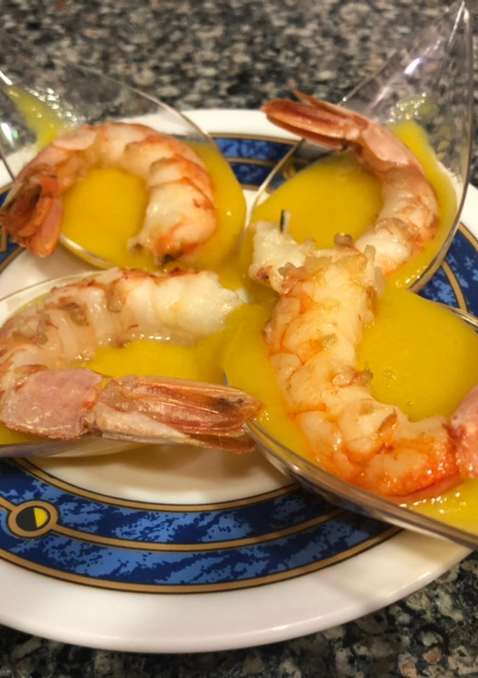 Una foto de Gambones con salsa de mango en cucharitas