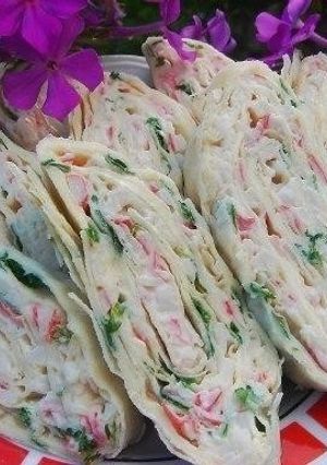 Фото Рулет из лаваша с сыром и крабовыми палочками.