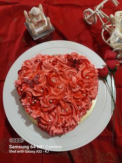 रेड व्हेलव्हेट केक (Red velvet cake recipe in marathi) रेसिपी चे मुख्य फोटो 