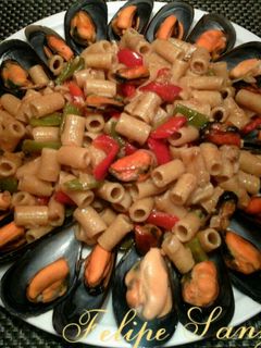 Una foto de Macarrones integrales con mejillones