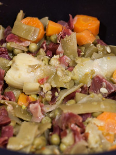 Una foto de Menestra de verduras con huevos escalfados