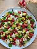 Tomaten-Avocado-Mozarella-Salat