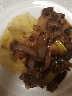Una foto de Carne al vino tinto con champiñones acompañado con puré