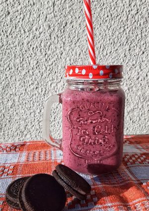 Una foto de Licuado de yogurt y moras