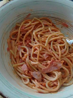 Una foto de Spaghetti con jamón. ॐ
