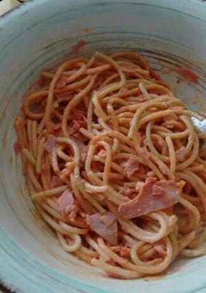 Una foto de Spaghetti con jamón. ॐ