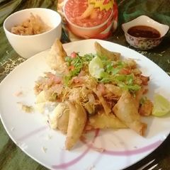 A picture of Samosa bhel puri.