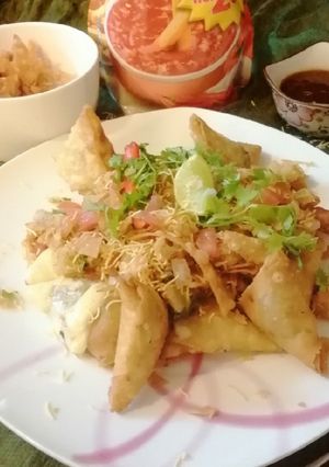 A picture of Samosa bhel puri.