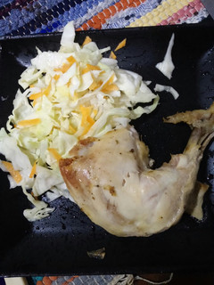 Una foto de Pollo al horno sin piel con ensalada de repollo y zanahoria