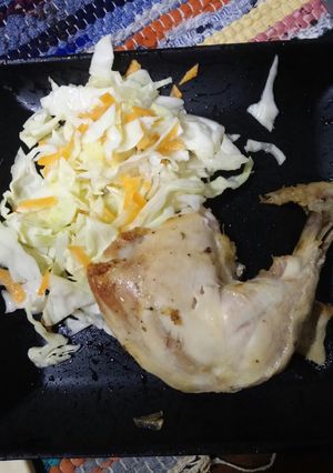 Una foto de Pollo al horno sin piel con ensalada de repollo y zanahoria