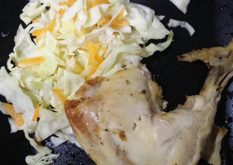 Pollo al horno sin piel con ensalada de repollo y zanahoria