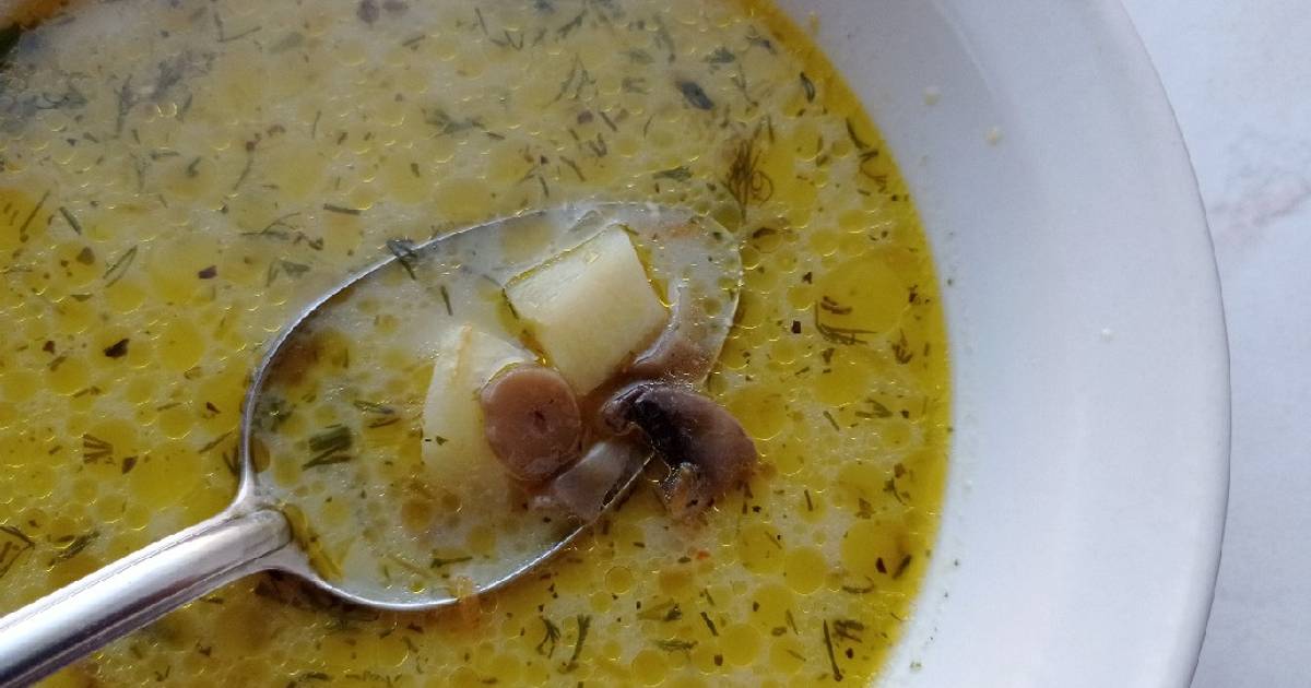 Простой сырный суп с грибами