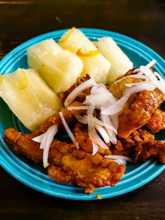 Una foto de Chicharrones Picosos con Yuca al Mojo