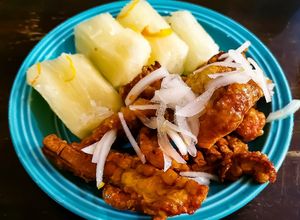 Una foto de Chicharrones Picosos con Yuca al Mojo