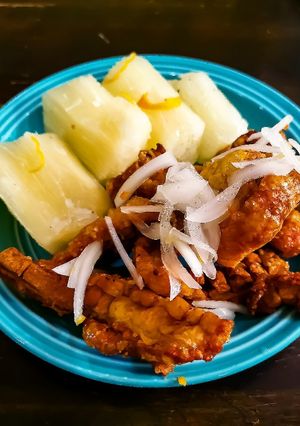 Una foto de Chicharrones Picosos con Yuca al Mojo