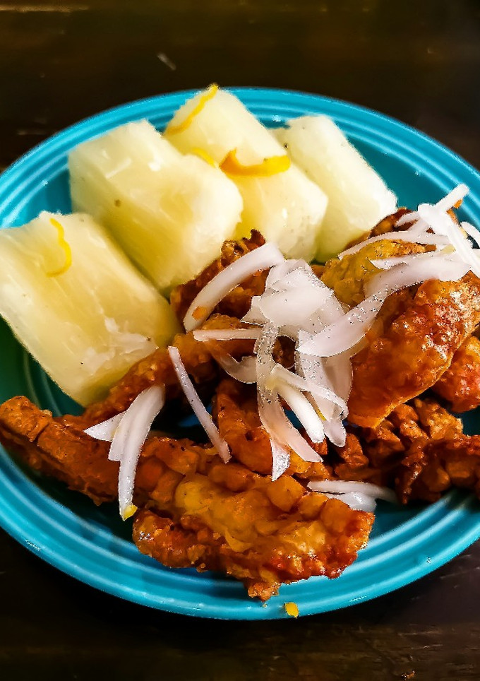 Una foto de Chicharrones Picosos con Yuca al Mojo