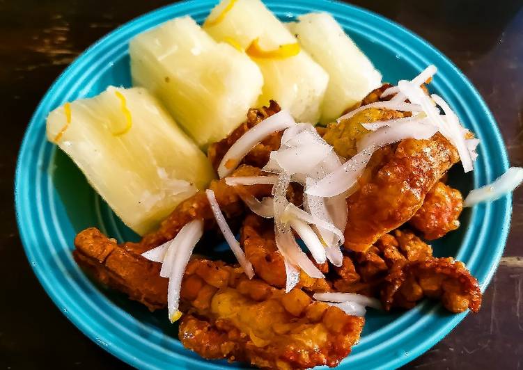 Chicharrones Picosos con Yuca al Mojo