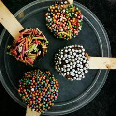 A picture of Banana chocolate lollipop.