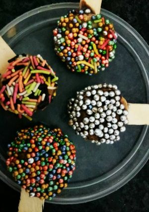 A picture of Banana chocolate lollipop.