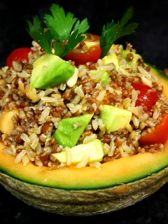 Una foto de Ensalada de quinoa integral y arroz con melón - veggie