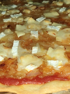 Foto principal de Pizza de cebolla caramelizada y queso de cabra