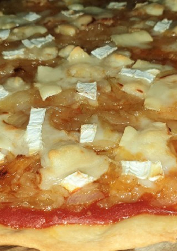 Una foto de Pizza de cebolla caramelizada y queso de cabra