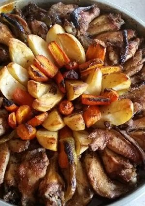 صورة لوصفة اجنحة دجاج في الفرن مع الجزر و البطاطس