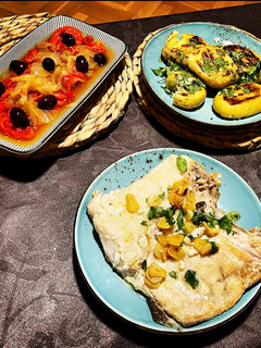 Una foto de Bacalao a la portuguesa con patatas y pimientos asados