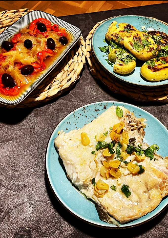 Una foto de Bacalao a la portuguesa con patatas y pimientos asados