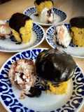 Mug cake de vainilla con nibs de cacao y helado de stracciatella