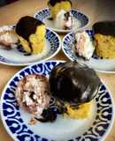 Mug cake de vainilla con nibs de cacao y helado de stracciatella