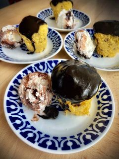 Una foto de Mug cake de vainilla con nibs de cacao y helado de stracciatella
