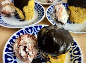 Una foto de Mug cake de vainilla con nibs de cacao y helado de stracciatella