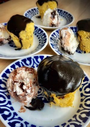 Una foto de Mug cake de vainilla con nibs de cacao y helado de stracciatella
