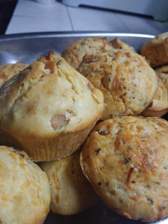 Una foto de Muffins / magdalenas salados. De salame o jamón y queso