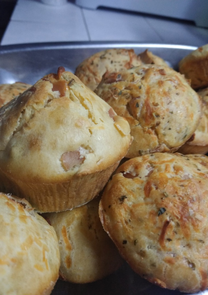 Una foto de Muffins / magdalenas salados. De salame o jamón y queso