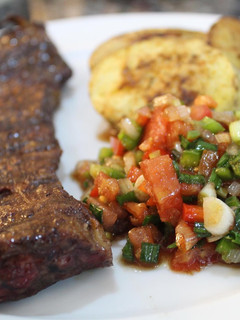 Una foto de Entrañas y papas express a la parrilla con criollita