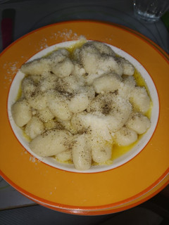 Una foto de Ñoquis de patata con mantequilla y parmesano