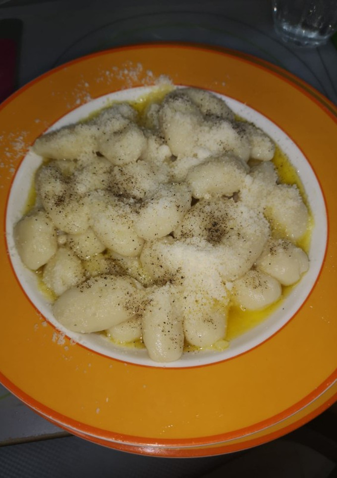 Una foto de Ñoquis de patata con mantequilla y parmesano