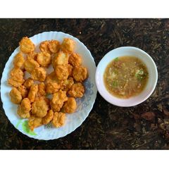 A picture of Fried Potrimp with spicy sour sauce.
