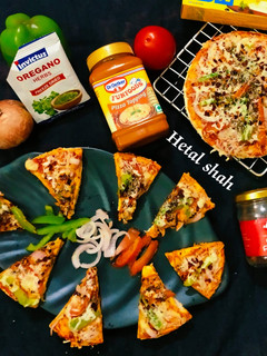 पिज़्ज़ा (Pizza recipe in hindi) रेसिपी मुख्य फोटो