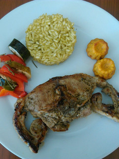 Una foto de Chuletas de cordero, arroz con pesto y mini canalés de boniato y coliflor