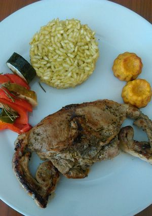 Foto principal de Chuletas de cordero, arroz con pesto y mini canalés de boniato y coliflor