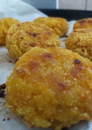 Una foto de Croquetas de calabacita amarilla / zapallo. Sin gluten