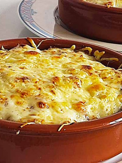 Una foto de Alcachofas en salsa bechamel de jamón sin gluten