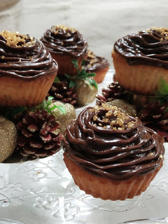 Una foto de Magdalenas cubiertas de chocolate para Navidad