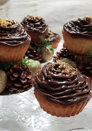Una foto de Magdalenas cubiertas de chocolate para Navidad