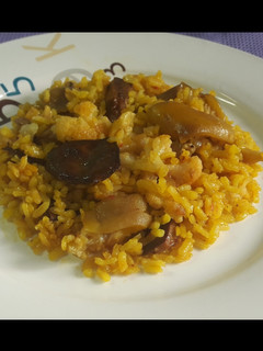 Una foto de Paella con manitas de cerdo, níscalos y coliflor
