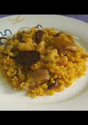 Una foto de Paella con manitas de cerdo, níscalos y coliflor